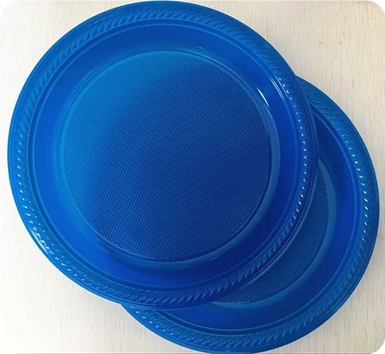 Черные 7-дюймовые одноразовые пластиковые круглые тарелки