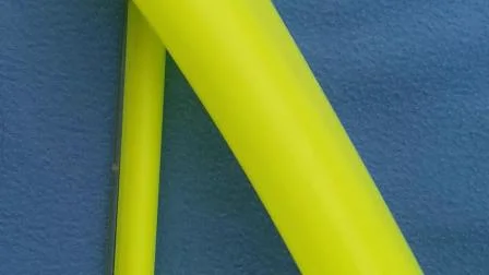 Вешалка из флуоресцентно-желтого пластика со штангой для широких плеч.