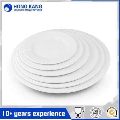 Белая круглая тарелка из меламинового пластика с фирменным логотипом Housewares.