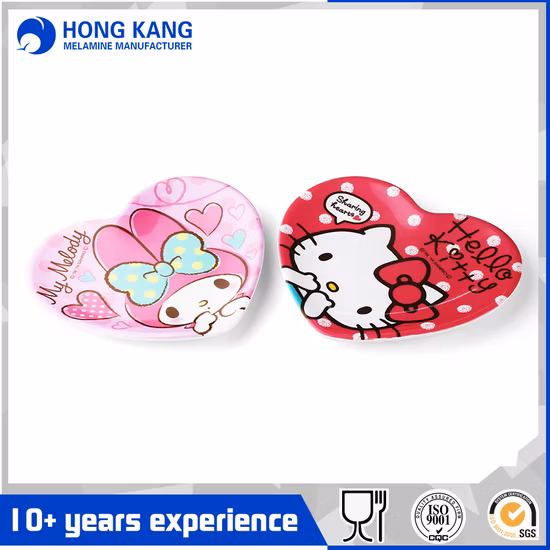 Белая круглая тарелка из меламинового пластика с фирменным логотипом Housewares.