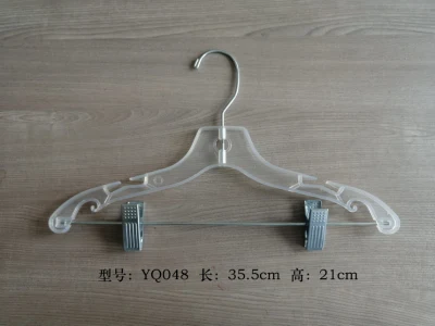 Пластиковая нижняя вешалка для брюк для взрослых с вращающимся металлическим крючком и подвижными зажимами.